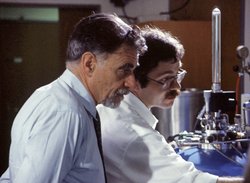 Ein Fotografie von Müller und Bednorz bei der Arbeit im Labor.