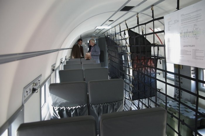 Innenraum der Polar 5: Platz für 18 Passagiere auf der Backbordseite, ein Mittelgang und Platz für Instrumente und Fracht.