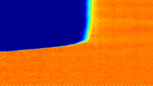 Orangene Ebene, die im oberen, linken Teil des Bildes von einer blauen Fläche begrenzt wird.