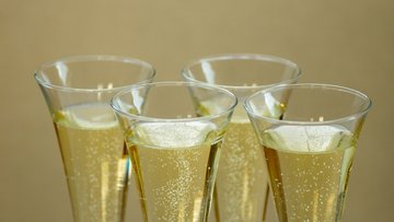 Vier Gläser mit perlendem Sekt