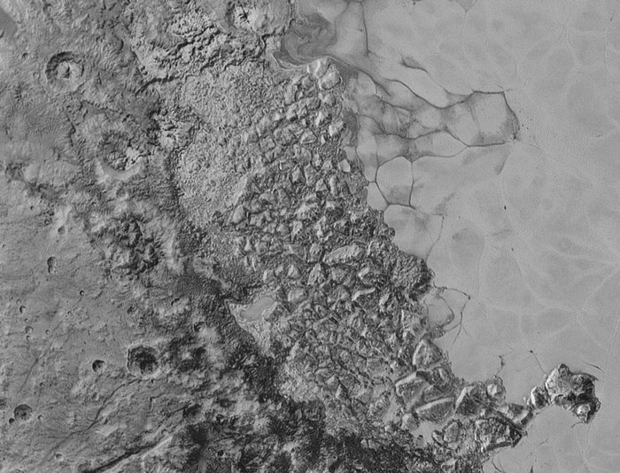 "Eisberge" auf Pluto Rechts ist die gleichmäßige Ebene zu erkennen, links das rauere Terrain der Kruste. Am Übergang sind schollenartige und eisbergartige Strukturen zu sehen.