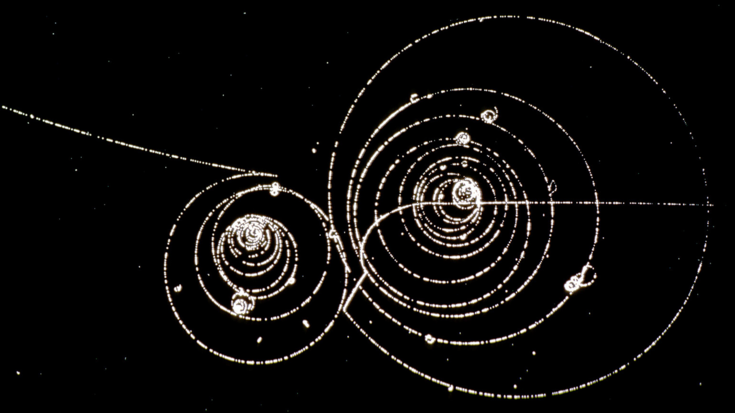 Spuren in einer Nebelkammer | Bildquelle: CERN Spiralförmige Spuren auf dunklem Hintergrund