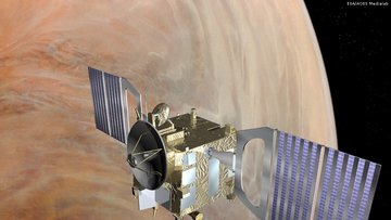 Eine Raumsonde mit würfelförmigem Körper und zwei länglichen Solarzellenarrays vor dem Planeten Venus