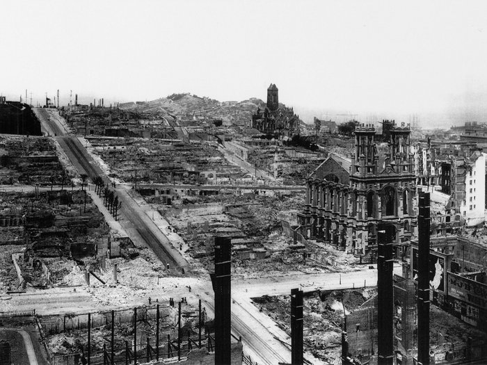 San Francisco nach Erdbeben im Jahr 1906 Schwarzweiß-Fotografie. Trümmer einer Stadt. Aus dem Schutt ragen nur zwei Kirchen und ein paar Stahlträger heraus.
