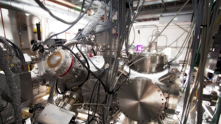 Experimentierkammer mit zahlreichen Geräten