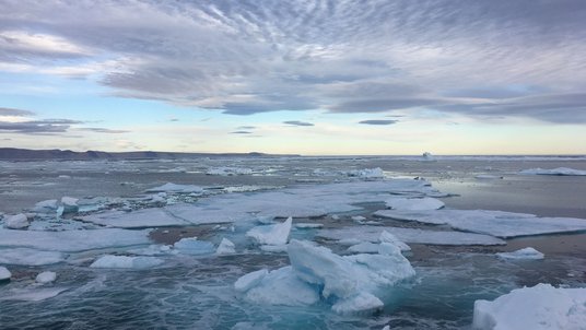 Mehrere Eisschollen auf dem Meer