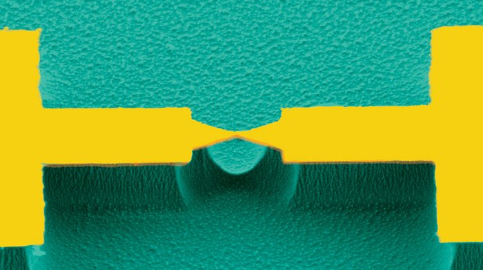 Lithografisch hergestellte Nanobrücke Brücke aus zwei flachen Golbalken in gelb auf grünem Untergrund. Zur Mitte hin verjüngen sich beide Balken, so dass sie nur über eines sehr dünne Brücke verbunden sind.