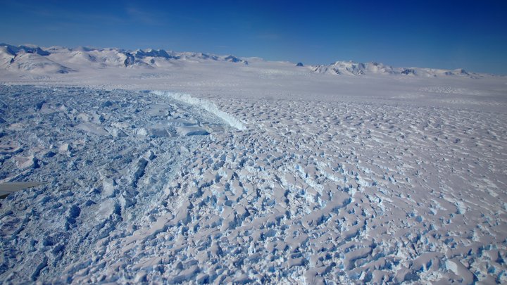 Eine Eislandschaft mit wolkenlosem Himmel.