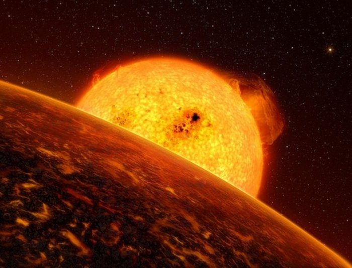 Exoplanet Corot-7b Im Vordergrund ist ein Teil des rötlich glühenden Planeten zu sehen. Am Horizont steht groß der Zentralstern des Planeten.