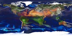 Eine bunte Weltkarte, die Wirbel von Staubpartikeln und anderen Teilchen zeigt. In der unteren Hälfte sind die Staubeinträge in den atlantischen und pazifischen Teil des Südozeans mit Pfeilen markiert.