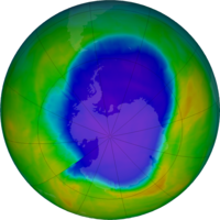 Landkarte der Südpolarregion. Ein scharf umgrenzter Bereich rund um die zentrale Antarktis, innerhalb niedrige Ozonwerte, außerhalb normale Ozonwerte.