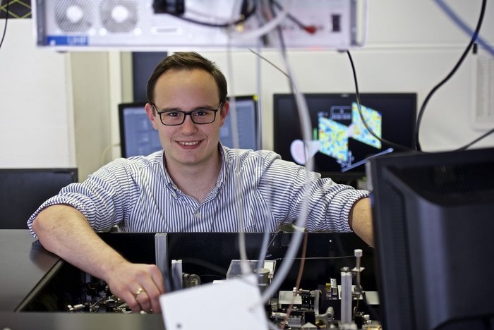 Claudius Riek von der Universität Konstanz zeigt den Aufbau des Experiments zur Messung der Vakuumfluktuationen elektrischer Felder. Dieses Experiment befindet sich auf einem optischen Tisch im Labor der Forschungsgruppe an der Universität Konstanz.
