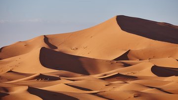 Sanddünen in einer Wüstenlandschaft