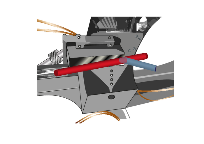 Schematische Darstellung: Der Röntgenstrahl trifft auf ein Ende des Spiegels, der mit seiner langen Achse fast parallel zum Strahl in einer großen Metallstruktur eingefasst ist. Der Strahl wird dabei in zwei geteilt.