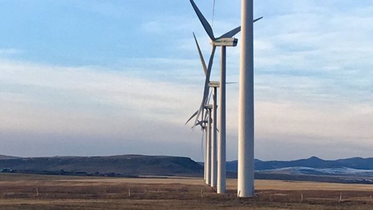 Windräder auf einem kanadischen Feld