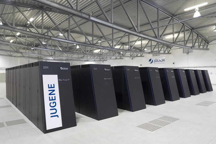 Supercomputer JUGENE JUGENE besteht aus mehreren mannshohen und meterlangen schwarzen Schränken, die die Halle ausfüllen.