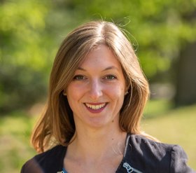 Porträt der Wissenschaftlerin Charlotte Debus