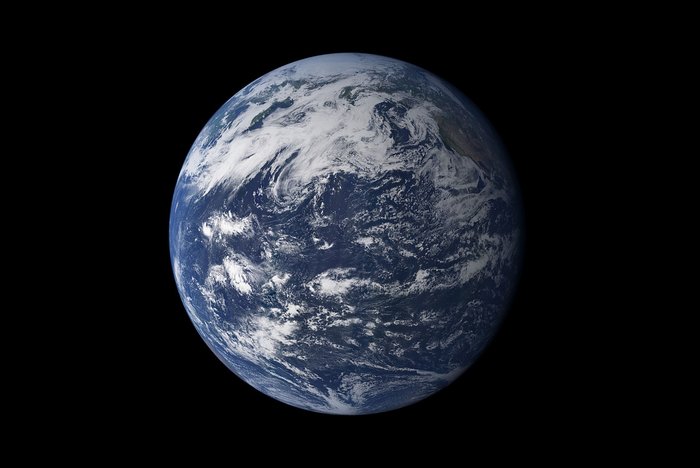 Der blaue Planet Foto. Aufnahme der Erdkugel aus dem All. Es ist eine Seite der Erde zu sehen, die fast nur von Wasser bedeckt ist.