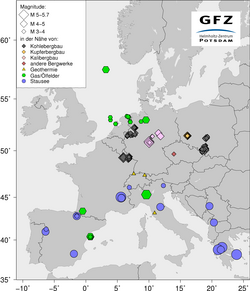 Infografik. Karte von Europa. Symbole verschiedener Farbe und Gestalt, vor allem in Mittel- und Südeuropa. Die Symbole stehen für die Ursachen der induzierten Erdbeben, also für verschiedene Formen des Bergbaus, für Stauseen, für geothermische Anlagen oder für Gas- oder Ölfelder.