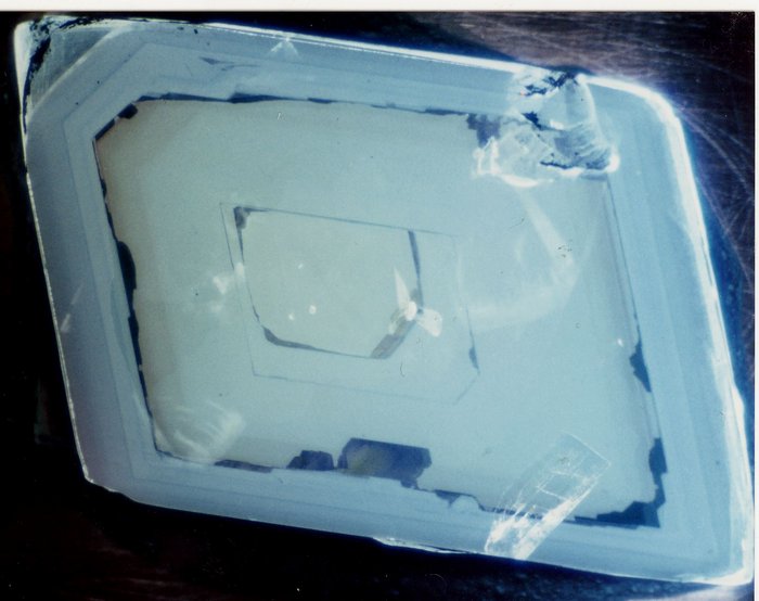 Diamant aus russischer Mine Glatte Oberfläche eines Diamanten mit Einschlüssen.
