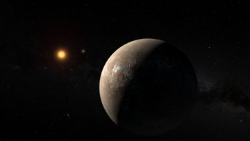 In der künstlerischen Darstellung ist ein steiniger Planet groß im Vordergrund zu sehen, im Hintergrund ein kleiner, rötlicher Stern.