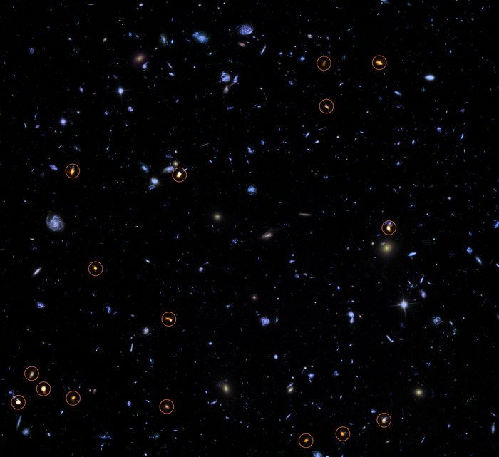 Himmelsaufnahme mit vielen großen Galaxien, einige davon zur Markierung eingekreist.