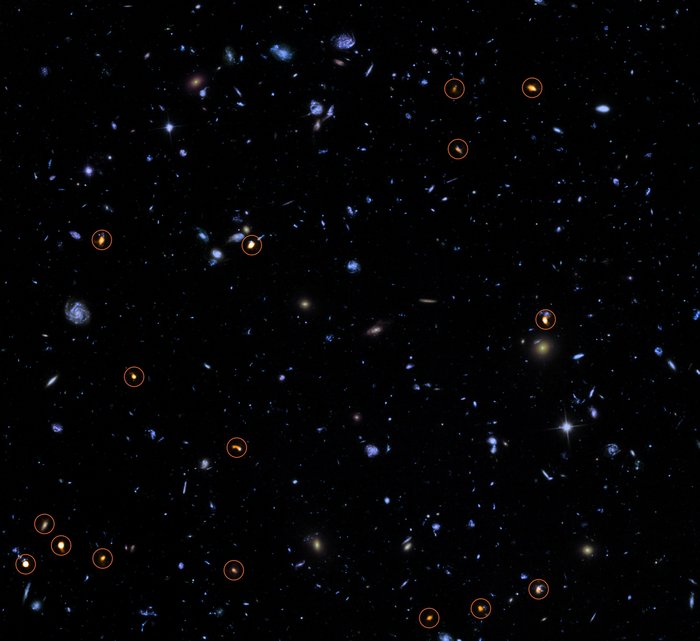 Hubble Ultra Deep Field kombiniert mit ALMA-Beobachtungen Himmelsaufnahme mit vielen großen Galaxien, einige davon zur Markierung eingekreist.