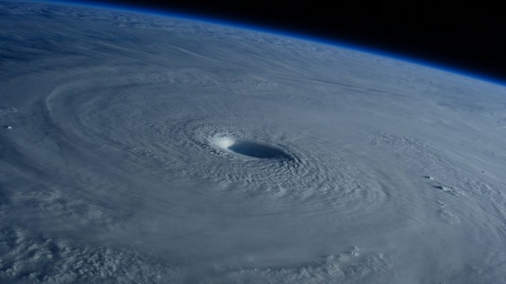 Aufnahme eines Hurrikans vom Weltall aus: Ein großer Strudel sammelt viele Wolken um sich herum.
