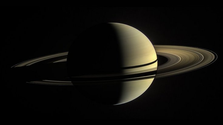 Das Bild zeigt den Planeten Saturn mit seinen Ringen.