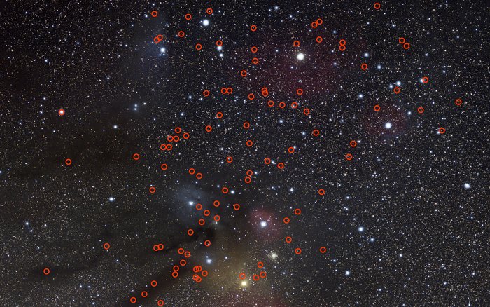 Sternenhimmel; durch rote Kreise sind sehr viele Himmelskörper markiert