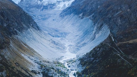 Enges Tal in einer felsigen Berglandschaft, durch das ein Fluss fließt