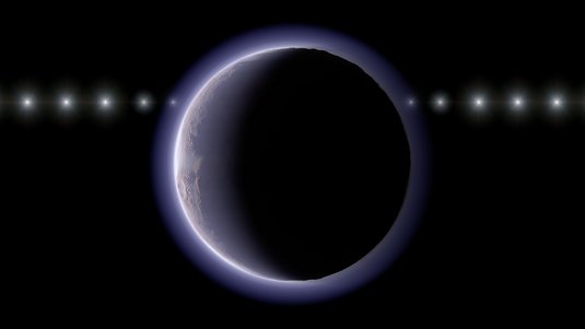 Runder Himmelskörper im Vordergrund, der von einer hell schimmernden Hülle umgeben ist. Im Hintergrund mehrere helle Punkte