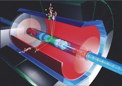 Grafische Darstellung einer Teilchenkollision in einem zylinderförmigen, aus verschiedenen Schichten bestehenden Detektor. Bei der Teilchenreaktion entstehen verschiedene neue Teilchen, die vom Kollisionspunkt aus in zwei engen Bündeln nach oben und nach links davonfliegen.