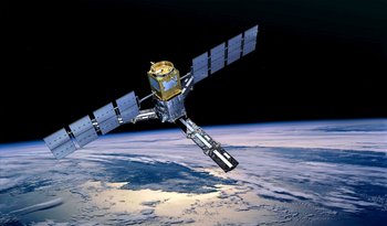 Illustration eines Satelliten im All, im Hintergrund die Erde.