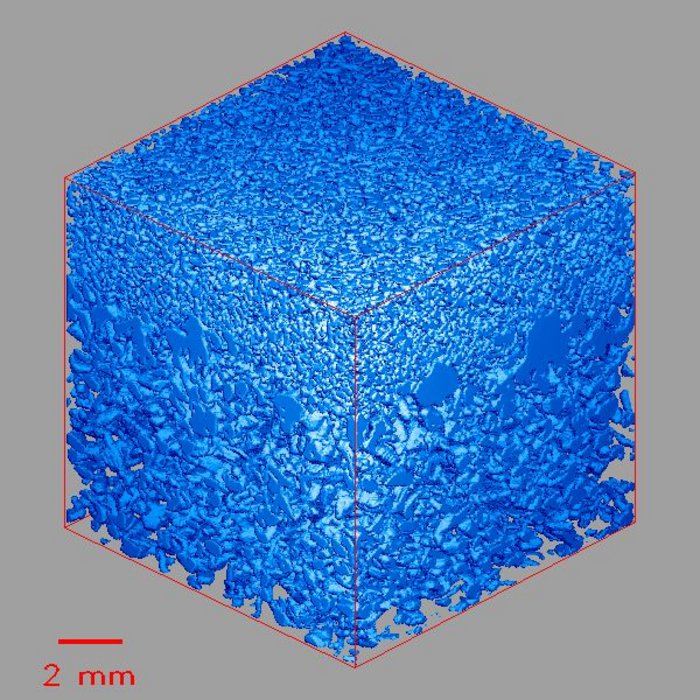 Bild einer Computersimulation: in einem virtuellen Würfel ist dreidimensional eine unterschiedlich körnige Struktur zu erkennen, die aber ineinander verschmolzen ist und ein Ganzes bildet.