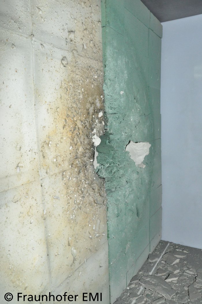 Ejektafänger nach einem Impaktexperiment Der Ejektafänger ist ein rechteckiger Block mit einem Loch in der Mitte, da zuvor das Projektil durch ihn hindurch geschossen wurde. Er fängt die ausgeworfenen Materialien nach dem Impaktexperiment auf.