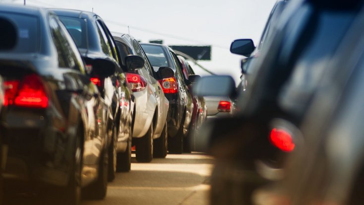 Mehrere Autos im Straßenverkehr hintereinander