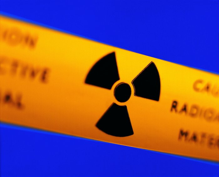 Warnschild für radioaktives Material auf gelbem Band
