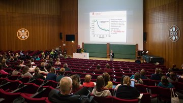 Petra Rudolf in einem Hörsaal während eines Vortrags