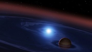 Vorn eine Asteroiden-Oberfläche, sowie kleinere Gesteinsbrocken, im Hintergrund ein heller Weißer Zwergstern, sowie ein schwach rötlich leuchtender Stern, beide umgeben von einer Staubscheibe.