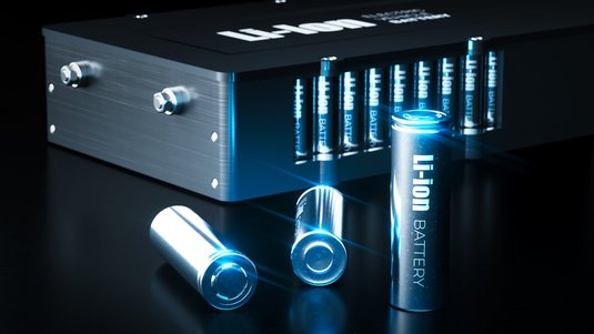 Dunkel gehaltene Illustration von drei dünnen Zylindern im Vordergrund, die Batterien darstellen sollen. Im Hintergrund ist eine Anordnung an Batterien zu sehen.