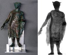 Antike Merkur-Statuette (links) und eine Neutronen-Tomographie derselben (rechts)