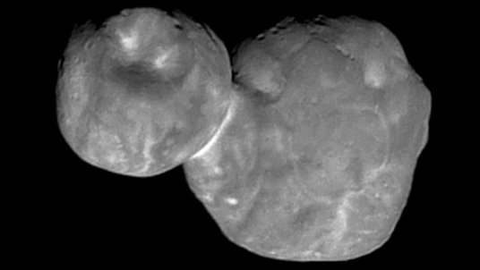 Schwarz-Weiß-Aufnahme eines Himmelskörpers bestehend aus zwei miteinander verwachsenen Kugeln.