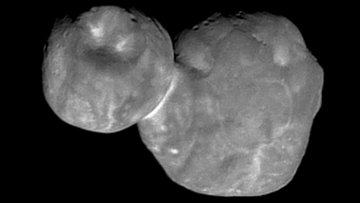 Schwarz-Weiß-Aufnahme eines Himmelskörpers bestehend aus zwei miteinander verwachsenen Kugeln.
