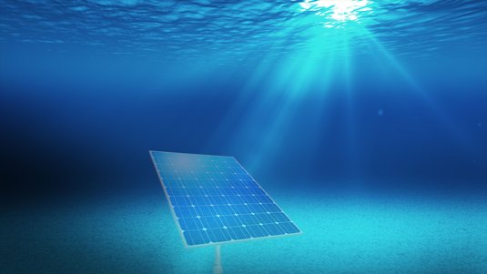 Grafik eines Solarmoduls unter Wasser, am oberen Bildrand sieht man Sonnenstrahlen, die ins Wasser reichen