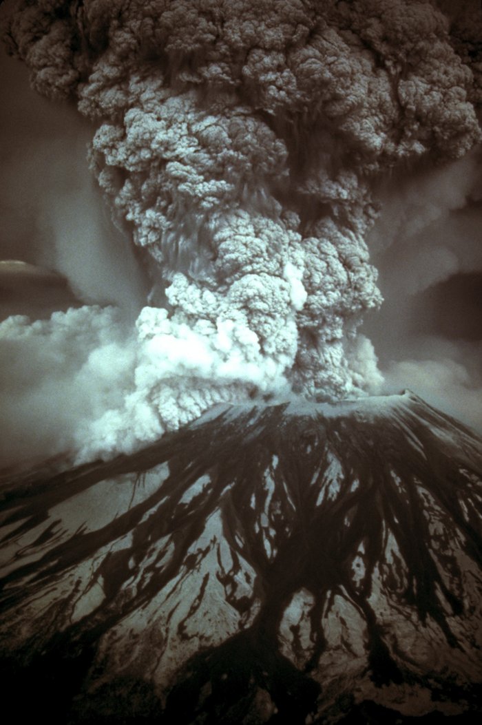 Ausbruch von Mount St. Helens Schwarzweißfoto des Vulkans, aus dem Krater steigt eine dicke Wolke aus Staub und Gas auf.