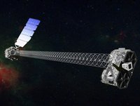 Satellit vor Sternenhintergrund. Der Satellit besteht aus zwei durch einen Gittermast verbundenen Teilen. Am linken Teil befindet sich ein Sonnenpaddel, am rechten Teil sind zwei Öffnungen des Teleskops erkennbar.