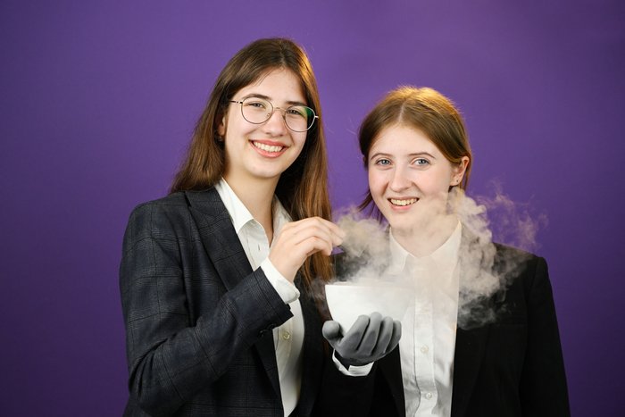 Katharina Austermann und Charlotte Klar Zwei Jugendliche halten ein Material in einer dampfenden Schale in ihren Händen