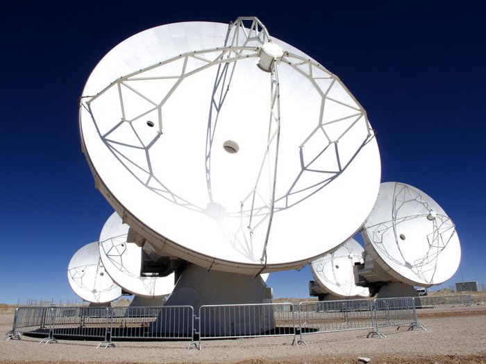 Radioteleskop Eine der Radioantennen des ALMA-Observatoriums, die zwölf Meter Durchmesser hat und in der chilenischen Atacama-Wüste steht. Im Hintergrund sind weitere Antennen zu sehen.