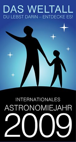 Logo des Internationalen Astronomiejahres mit zwei Figuren unter einem Sternenhimmel